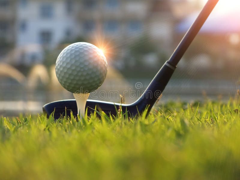Golfausr?stung in einem gr?nen Rasen stockfotografie Golfausr?stung in einem gr?nen Rasen stockfotografie