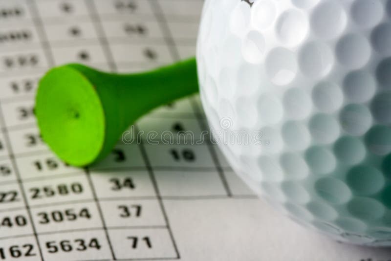 Golfbal en T-stuk stock foto Golfbal en T-stuk stock foto