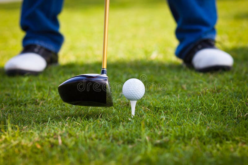 Golfbal op een T-stuk stock afbeeldingen Golfbal op een T-stuk stock afbeeldingen