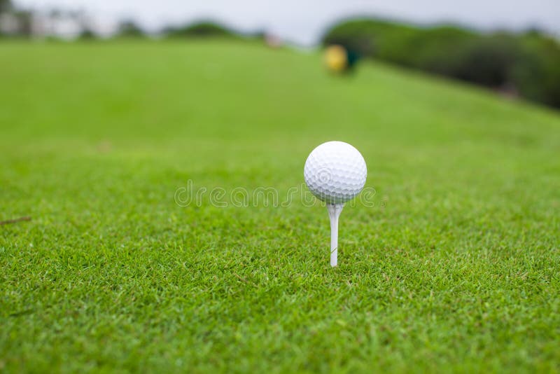 Golfbal op T-stuk in een mooie golfclub royalty-vrije stock afbeelding Golfbal op T-stuk in een mooie golfclub royalty-vrije stock afbeelding