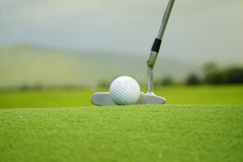 Golfball auf T-Stück im schönen Golfplatz am Sonnenunterganghintergrund lizenzfreie stockfotografie Golfball auf T-Stück im schönen Golfplatz am Sonnenunterganghintergrund lizenzfreie stockfotografie