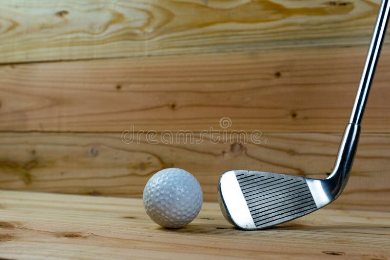Golfball und Golfclub auf Holzfußboden stockfoto Golfball und Golfclub auf Holzfußboden stockfoto
