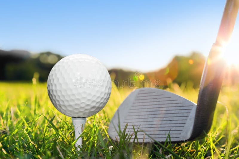 Golfboll på den vita utslagsplatsen och golfklubben fotografering för bildbyråer Golfboll på den vita utslagsplatsen och golfklubben fotografering för bildbyråer