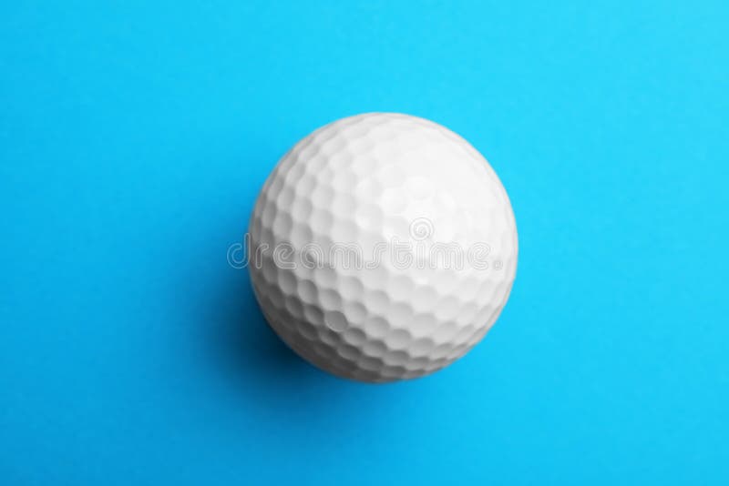 Golfboll på färgbakgrund Sportutrustning royaltyfria bilder Golfboll på färgbakgrund Sportutrustning royaltyfria bilder