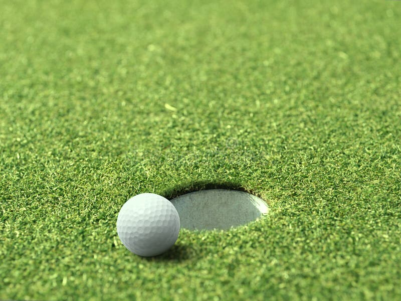 Golfboll på läppen av en kopp vackra golfbana arkivfoto