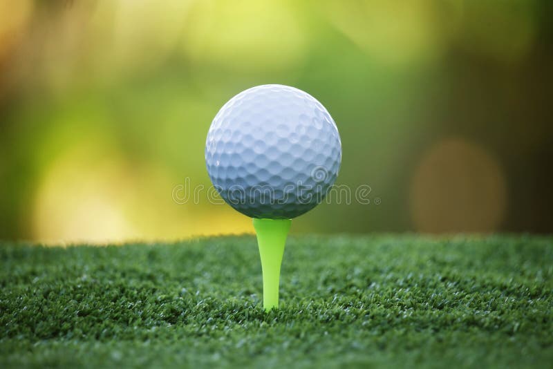 Golfboll på utslagsplats i härlig golfbana på solnedgången royaltyfria foton Golfboll på utslagsplats i härlig golfbana på solnedgången royaltyfria foton