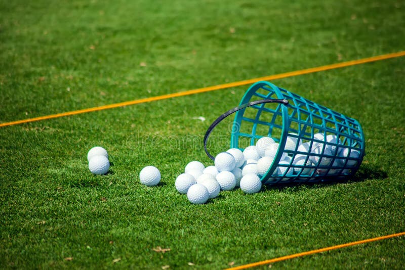 Golfclub und Ball auf dem gr?nen Kurs Abschluss oben Sport, entspannt sich, Erholungs- und Freizeitkonzept stockbild Golfclub und Ball auf dem gr?nen Kurs Abschluss oben Sport, entspannt sich, Erholungs- und Freizeitkonzept stockbild