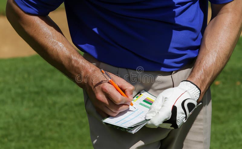 Golfeur gardant le score sur la carte de score photographie stock libre de droits Golfeur gardant le score sur la carte de score photographie stock libre de droits