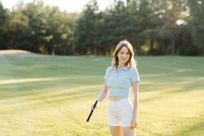 Golfeur Professionnel Femme Portant Des Vêtements De Sport Teeing Golf Dans  La Compétition De Tournoi De Golf