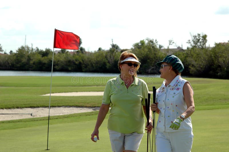 golfing старшие женщины стоковые изображения golfing старшие женщины стоковые изображения