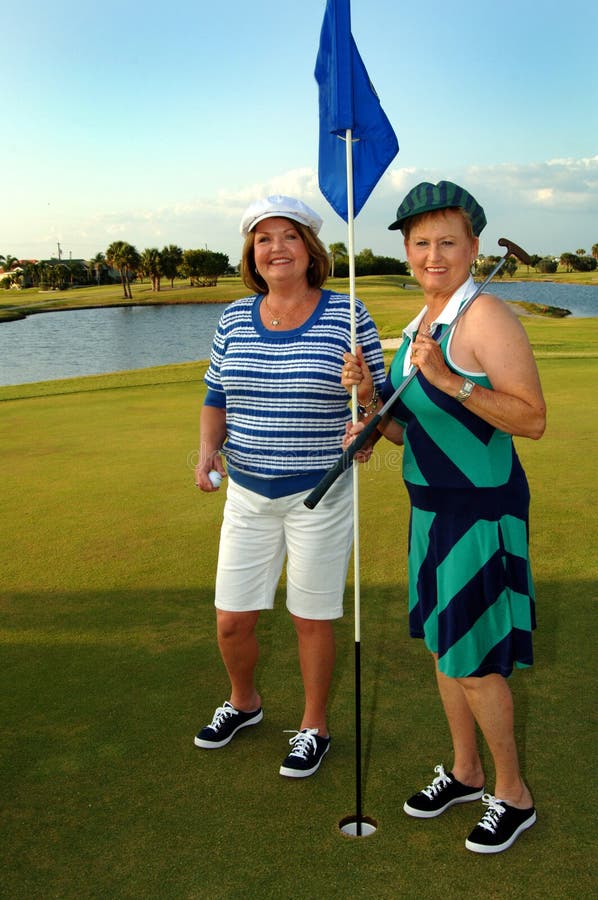 golfing старшие женщины стоковые изображения golfing старшие женщины стоковые изображения