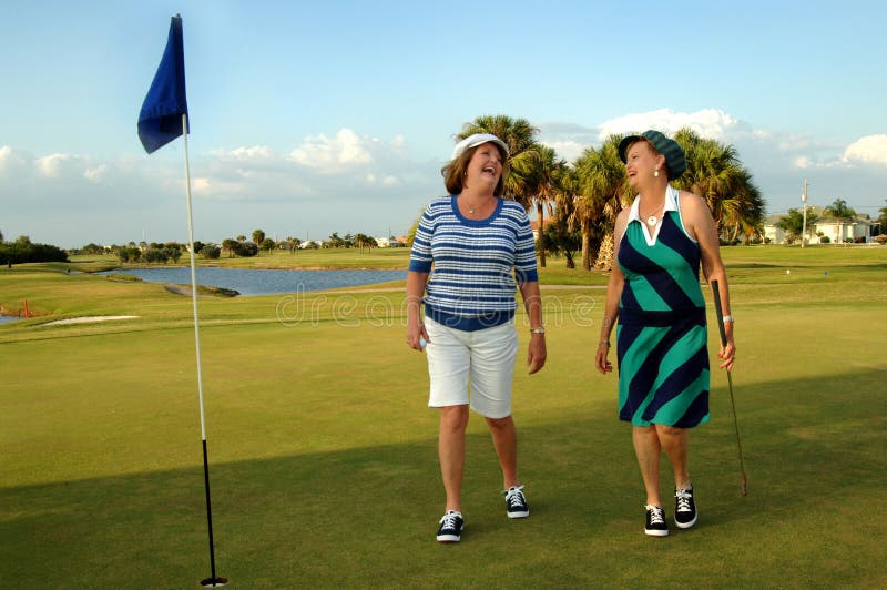golfing старшие женщины стоковое изображение golfing старшие женщины стоковое изображение