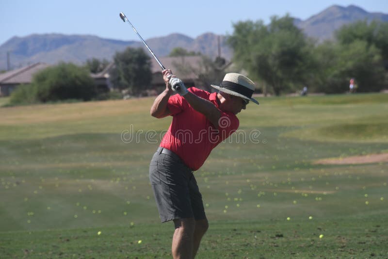 Golfista de sexo masculino que golpea una pelota de golf de una visi?n trasera fotografía de archivo libre de regalías Golfista de sexo masculino que golpea una pelota de golf de una visi?n trasera fotografía de archivo libre de regalías