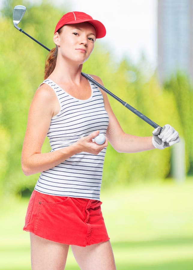 Golfista delgado de la deportista con el palillo y la bola fotos de archivo Golfista delgado de la deportista con el palillo y la bola fotos de archivo