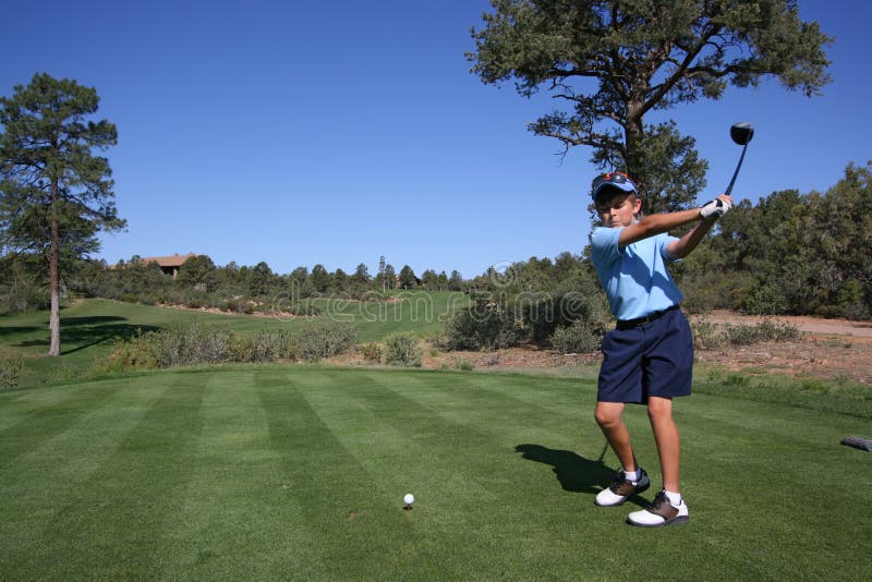 Golfista joven alrededor a juntar con te apagado fotos de archivo libres de regalías Golfista joven alrededor a juntar con te apagado fotos de archivo libres de regalías