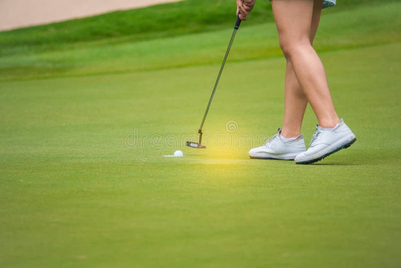 Golfista pcha pi?k? golfow? kijem golfowym od tr?jnik?w pude?ek przy polem golfowym w turniejowej gr? obrazy stock Golfista pcha pi?k? golfow? kijem golfowym od tr?jnik?w pude?ek przy polem golfowym w turniejowej gr? obrazy stock