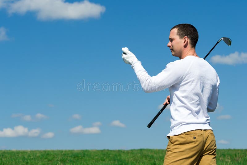 golfista trzyma piłkę i kij obraz royalty free golfista trzyma piłkę i kij obraz royalty free