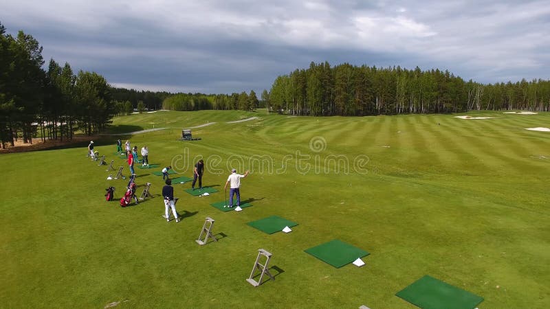 Golfistas que golpean el tiro de golf con el club en curso mientras que el las vacaciones de verano, aéreas fotos de archivo libres de regalías Golfistas que golpean el tiro de golf con el club en curso mientras que el las vacaciones de verano, aéreas fotos de archivo libres de regalías