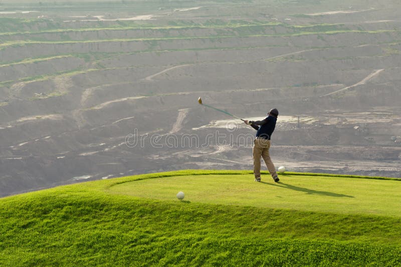 Golfisty ciupnięcia piłka z klubem na Beatuiful polu golfowym zdjęcia royalty free Golfisty ciupnięcia piłka z klubem na Beatuiful polu golfowym zdjęcia royalty free