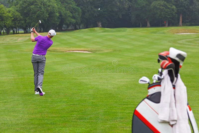 Golfisty farwateru żelaza strzału balowy w połowie powietrze fotografia stock Golfisty farwateru żelaza strzału balowy w połowie powietrze fotografia stock