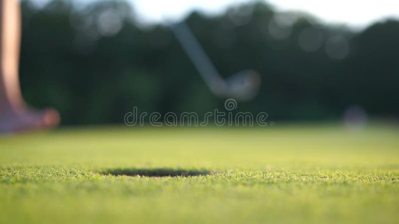 Golfklubben träffar en långsam golfboll-rörelse misslyckas amatörstudie