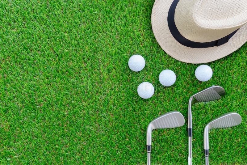Golfkonzept: Panama-Hut, Golfbälle, Golfeisen schlägt Ebenenlage mit einer Keule stockbild Golfkonzept: Panama-Hut, Golfbälle, Golfeisen schlägt Ebenenlage mit einer Keule stockbild