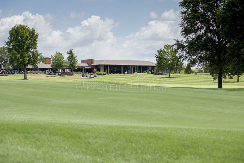 Golfplatz und Countryklub lizenzfreie stockbilder Golfplatz und Countryklub lizenzfreie stockbilder