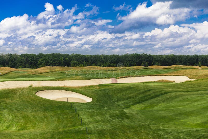 Golfplatzlandschaft mit Sandbankern lizenzfreies stockfoto Golfplatzlandschaft mit Sandbankern lizenzfreies stockfoto