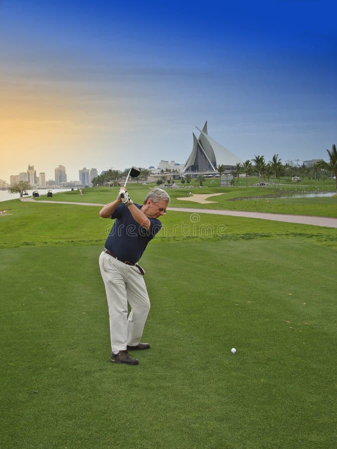 Golfspeler in de Emiraten royalty-vrije stock afbeeldingen Golfspeler in de Emiraten royalty-vrije stock afbeeldingen