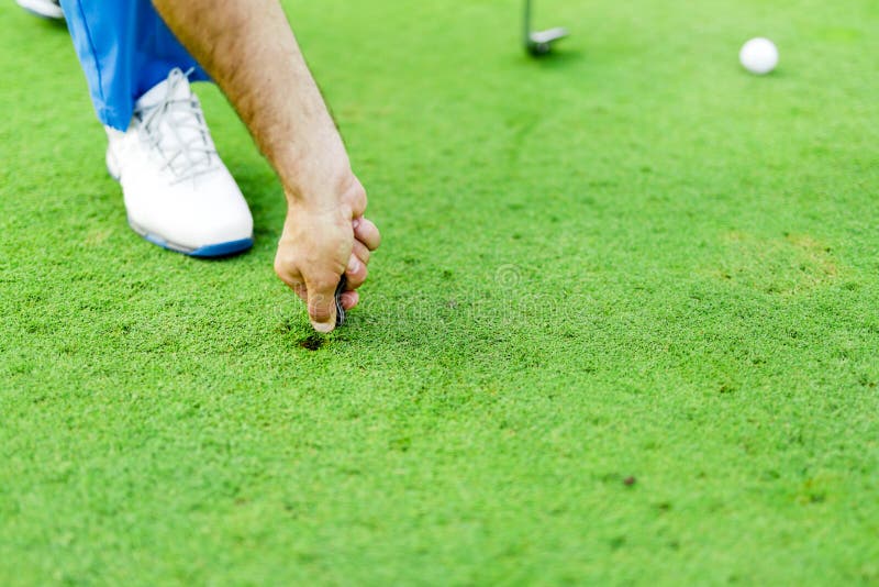 Golfspeler die divot herstellen royalty-vrije stock foto Golfspeler die divot herstellen royalty-vrije stock foto