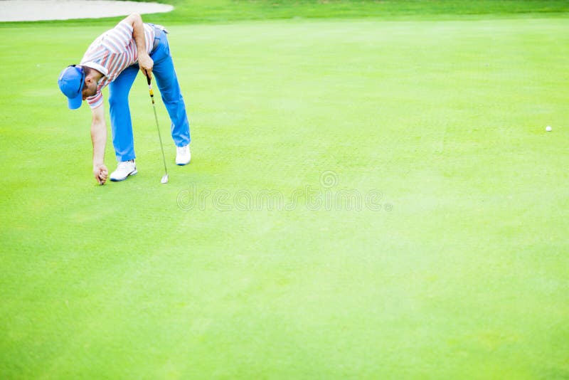 Golfspeler die divot herstellen royalty-vrije stock afbeelding Golfspeler die divot herstellen royalty-vrije stock afbeelding