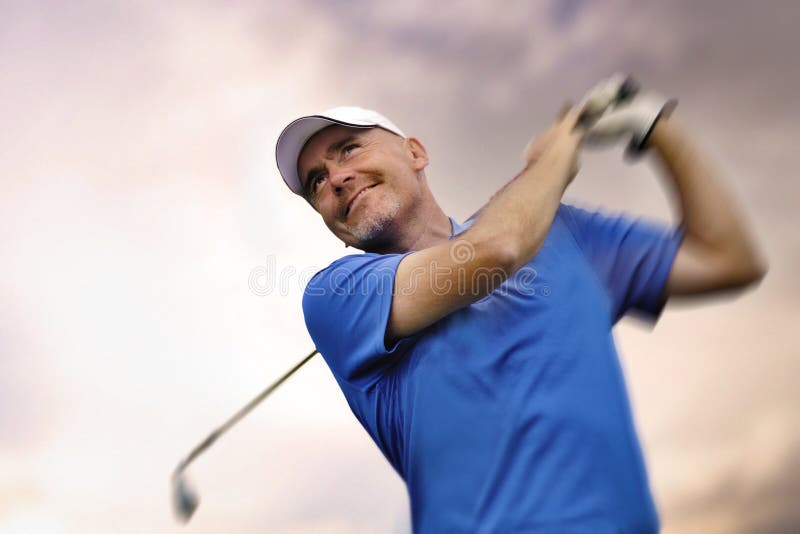 Golfspeler die een golfbal ontspruit royalty-vrije stock afbeelding Golfspeler die een golfbal ontspruit royalty-vrije stock afbeelding