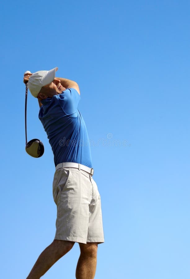 Golfspeler die een golfbal ontspruit royalty-vrije stock afbeeldingen Golfspeler die een golfbal ontspruit royalty-vrije stock afbeeldingen