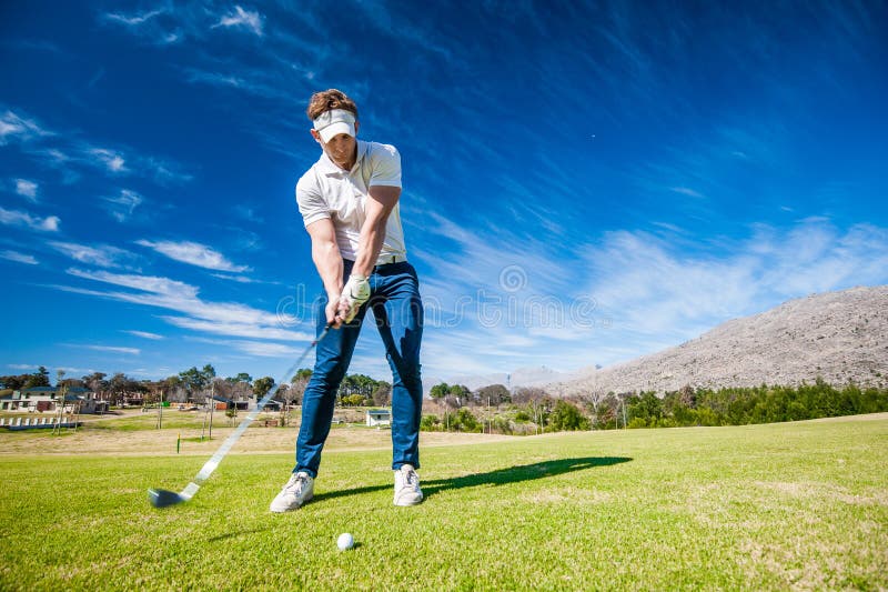 Golfspeler die een schot op fairway spelen royalty-vrije stock afbeeldingen Golfspeler die een schot op fairway spelen royalty-vrije stock afbeeldingen
