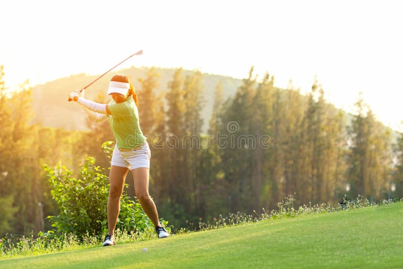 Golfspieler der asiatischen Sportlerin, die Golf-Swing-Abschlag auf dem Grün macht, trainieren vermutlich Gesunder Sport