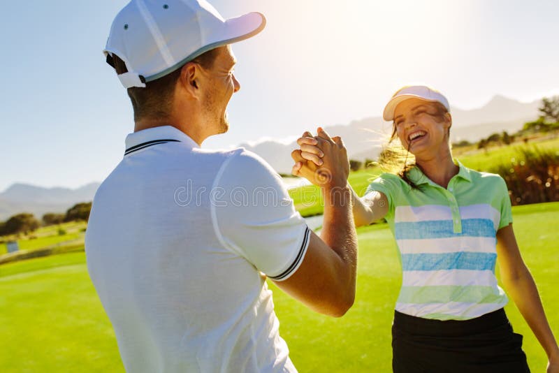 Golfspieler, die Hände am Golfplatz rütteln stockbild Golfspieler, die Hände am Golfplatz rütteln stockbild