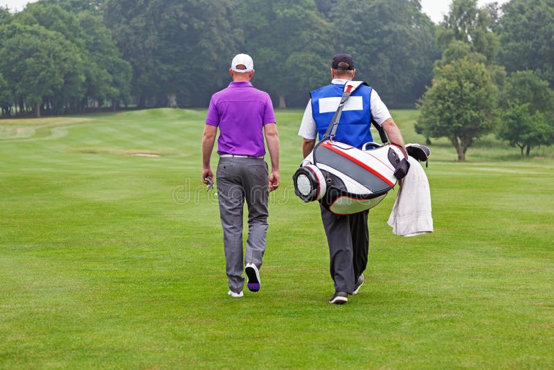 Golfspieler und Transportgestell, die herauf eine Fahrrinne gehen stockfotos Golfspieler und Transportgestell, die herauf eine Fahrrinne gehen stockfotos