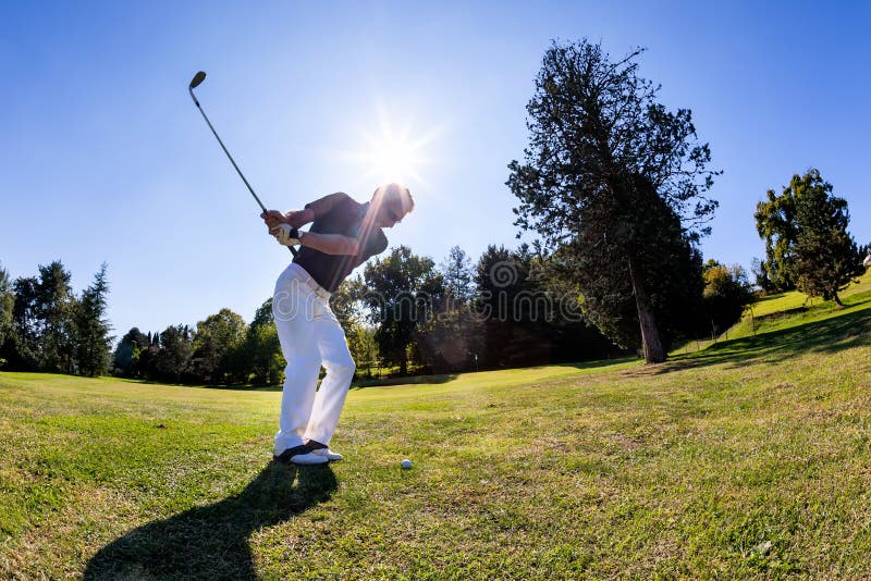 Golfsport: de golfspeler raakt een spruit van fairway royalty-vrije stock fotografie Golfsport: de golfspeler raakt een spruit van fairway royalty-vrije stock fotografie