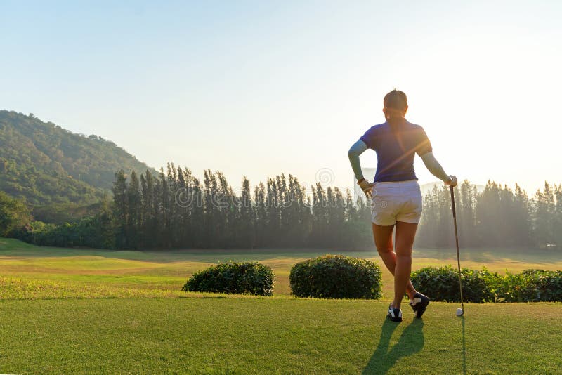Golfvrouwen Vrolijke gelukkige Aziatische glimlachende vrouw met het spelen van golf in de golfclub in de zonnige en het gelijk m stock afbeeldingen Golfvrouwen Vrolijke gelukkige Aziatische glimlachende vrouw met het spelen van golf in de golfclub in de zonnige en het gelijk m stock afbeeldingen