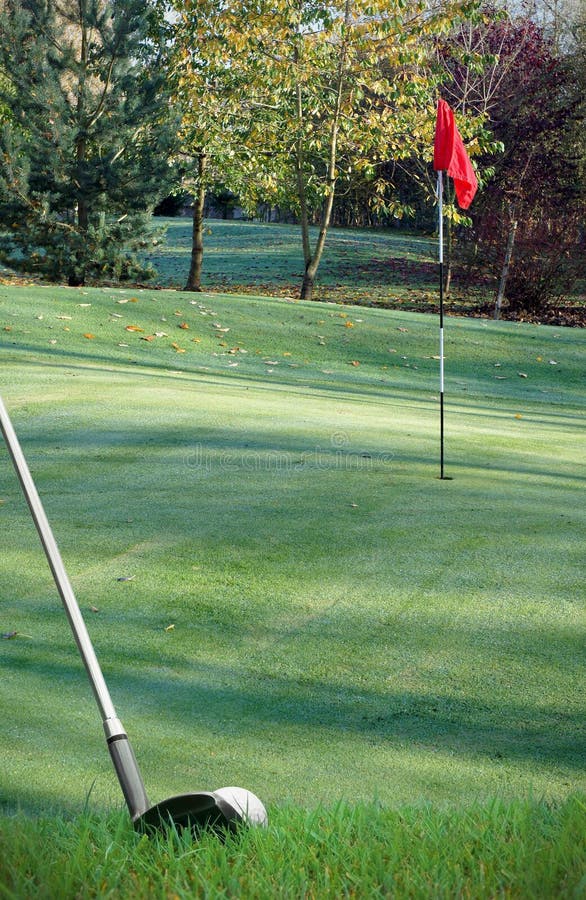 Golpe de la pelota de golf sobre verde con el club imagenes de archivo Golpe de la pelota de golf sobre verde con el club imagenes de archivo