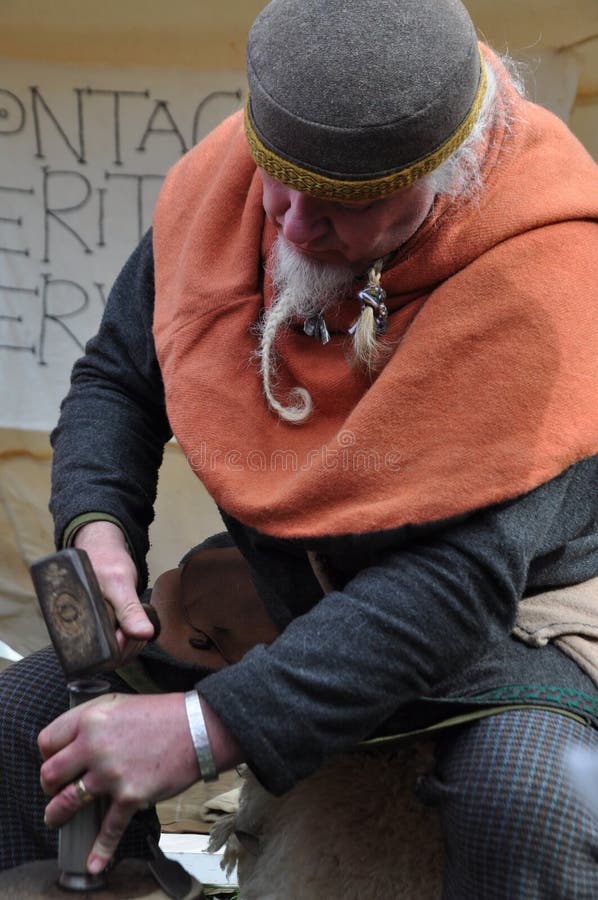 Golpe medieval da moeda de viquingue/que faz o ferreiro foto de stock Golpe medieval da moeda de viquingue/que faz o ferreiro foto de stock