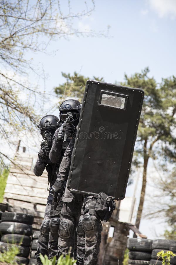 GOLPE VIOLENTO del oficial de policía de los ops de espec. fotografía de archivo GOLPE VIOLENTO del oficial de policía de los ops de espec. fotografía de archivo