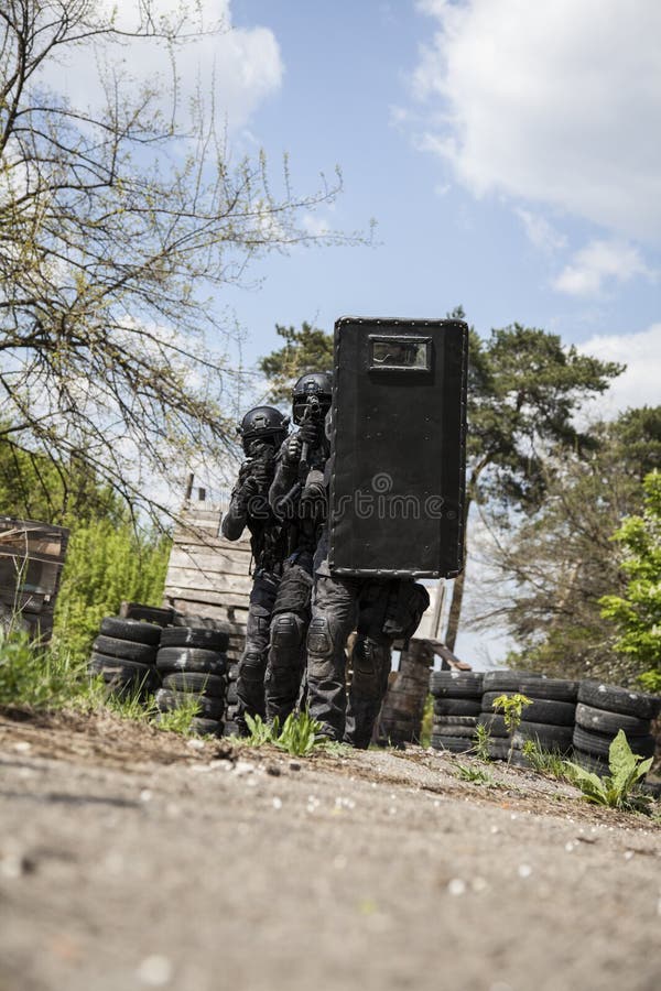 GOLPE VIOLENTO del oficial de policía de los ops de espec. foto de archivo libre de regalías GOLPE VIOLENTO del oficial de policía de los ops de espec. foto de archivo libre de regalías