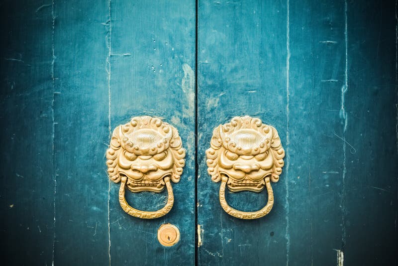Golpeador de puerta oriental antiguo imagen de archivo libre de regalías Golpeador de puerta oriental antiguo imagen de archivo libre de regalías