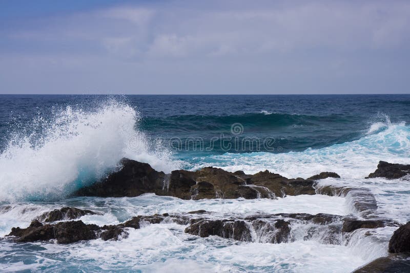 Golven die bij de rotsachtige kust van La Palma breken stock foto Golven die bij de rotsachtige kust van La Palma breken stock foto