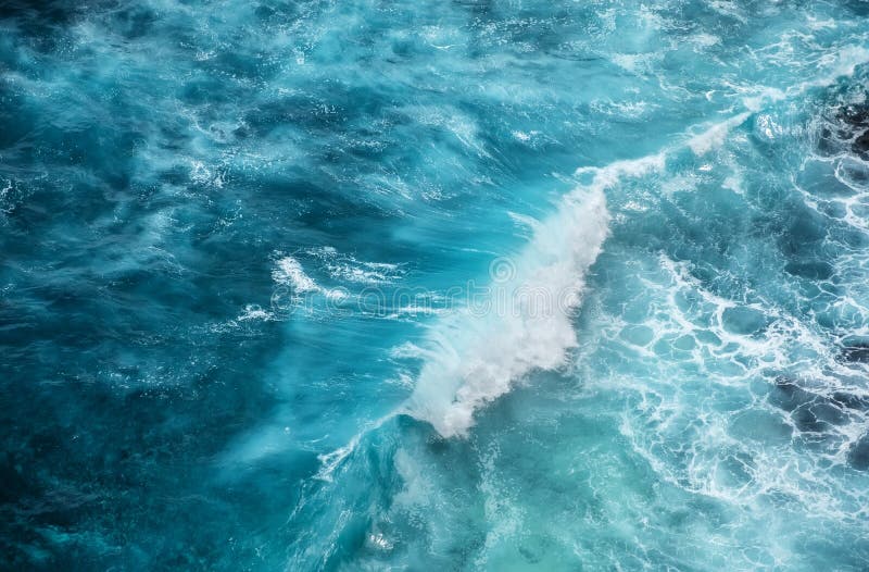 Golven en azuurblauw water als achtergrond Weergeven van hoge rots aan de oceaanoppervlakte Natuurlijk de zomerzeegezicht