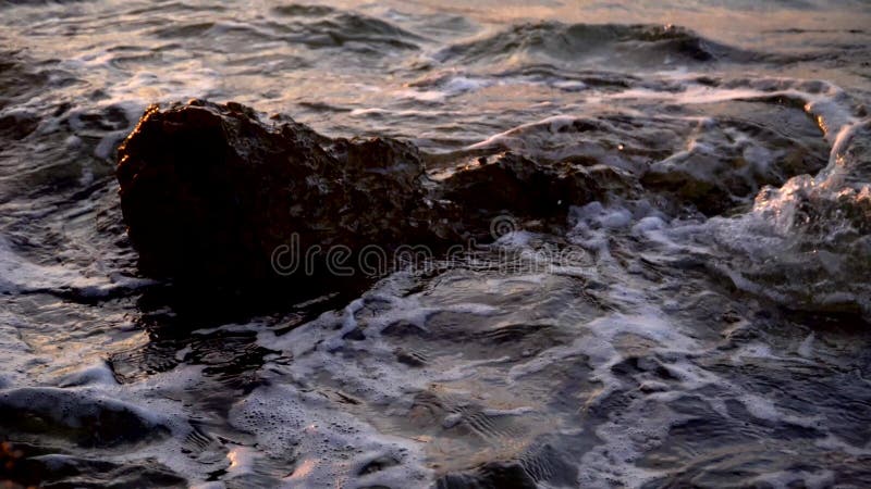 Golven kruipen op rotshagavond surf sea swell