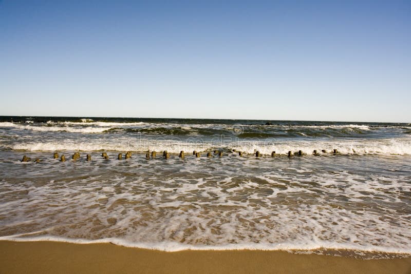 Golven langs zandig strand royalty-vrije stock afbeelding Golven langs zandig strand royalty-vrije stock afbeelding