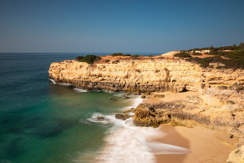 Golven in Praia DE Albandeira royalty-vrije stock afbeelding Golven in Praia DE Albandeira royalty-vrije stock afbeelding