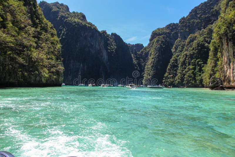 Golven van de motorboot in Golf van Thailand royalty-vrije stock foto Golven van de motorboot in Golf van Thailand royalty-vrije stock foto